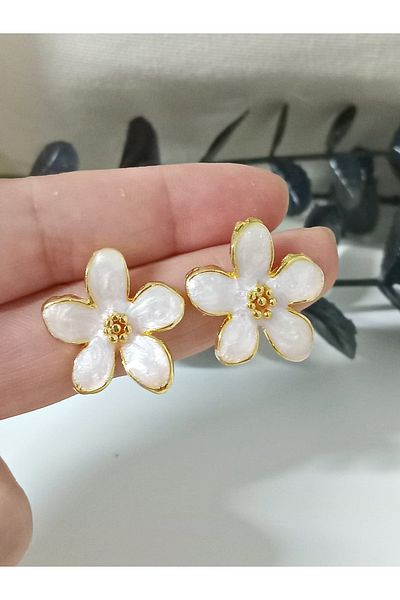 mos&more White Pearlescent Flower Lightweight Stylish Women's Earrings