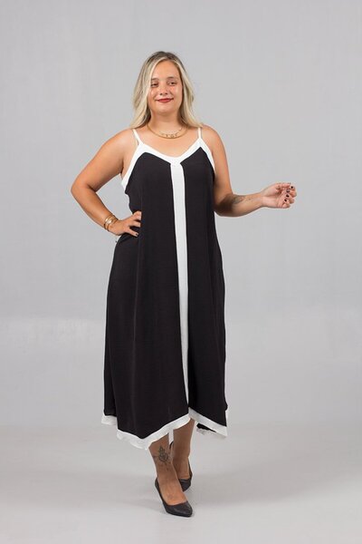 Truva XXL Φόρεμα από κρεπ με ρυθμιζόμενο λουράκι σε μεγάλο μέγεθος, μαύρο και άσπρο ριγέ