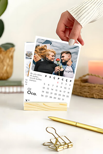 Anime Marketi Kişiye Özel İstediğiniz Görsellerle Sade 2026 Yılı Ahşap Standlı Masa Takvimi