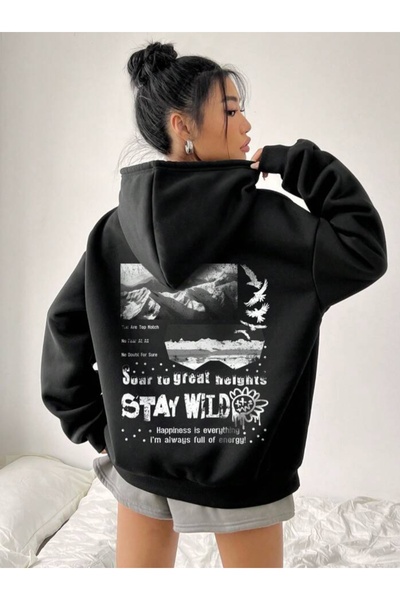 kahire سويت شيرت أسود بغطاء للرأس مطبوع عليه عبارة Stay Wild