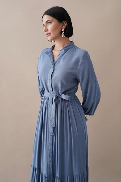 InStyle فستان فيسكوز نيلي مع نقط على الجبهة