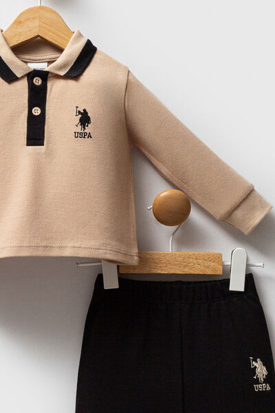 U.S. Polo Assn. طقم U.S. Polo Assn للأولاد الرضع، باللون البيج