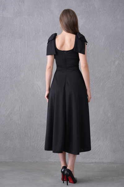 vuvutasarım Siyah Krep Kumaş Kare Yaka Fiyonklu Askı Tasarımlı Midi Kloş Elbise 77127