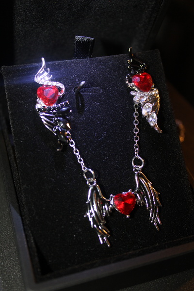 Mournbelle Kanatlı Taşlı Kalp Detaylı Küpe ve Kolye Takım