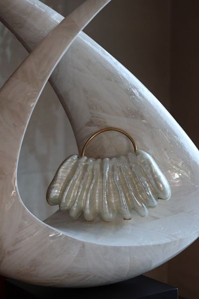 Moom Bag Γυναικεία τσάντα ώμου με ακρυλική λαβή σε μπεζ χρώμα