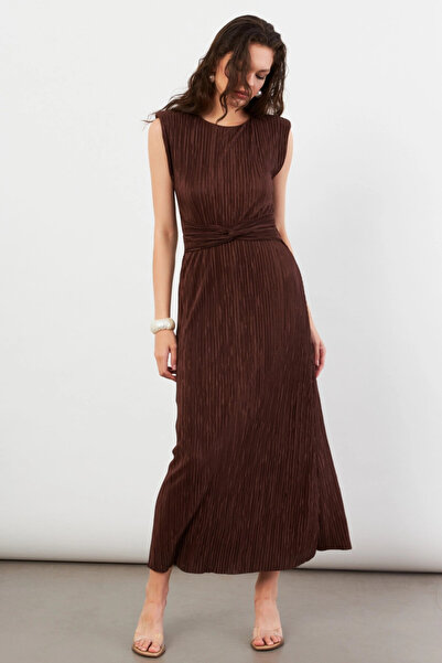 Cool & Sexy Kadın Kahverengi Vatkalı Pileli Astarlı Midi Elbise DMR436