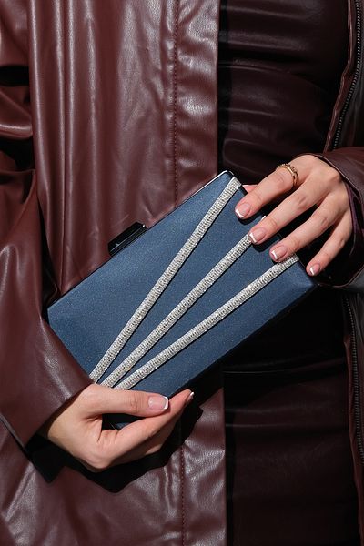LuviShoes Γυναικεία βραδινή τσάντα φορέματος DEBON Navy Satin Silver Stripe Stone