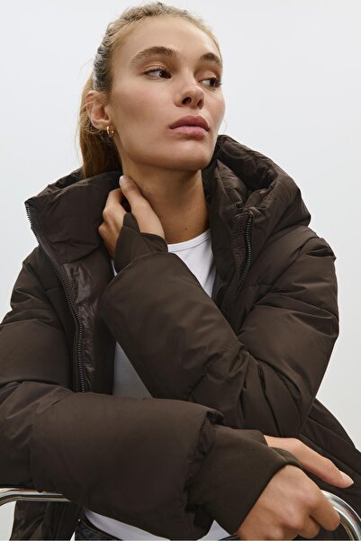 Stradivarius Kapüşonlu basic şişme mont