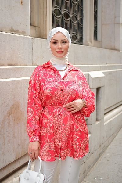 LOCCO قميص نسائي من الساتان المنقوش باللون الأحمر