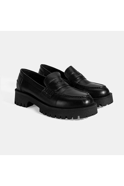 Desa Women's Black Leather Loafer