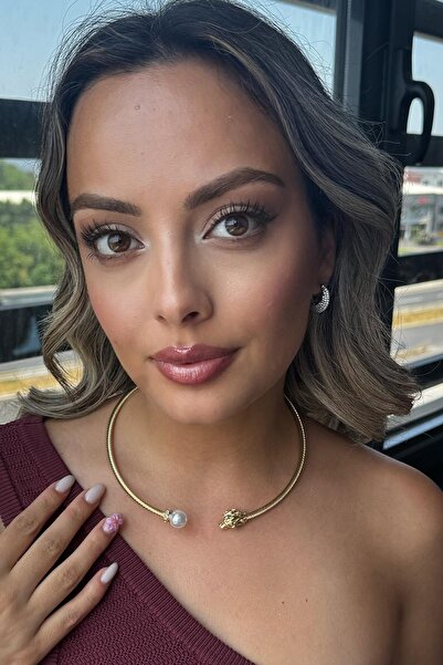TAKIŞTIR Altın Renk Aslan Figürlü İnci Detaylı Metal Choker Kolye
