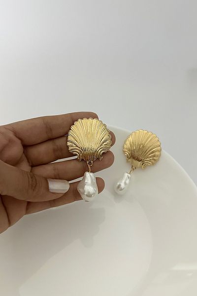 DELEIZA ACCESSORY Gold Pearl Shell Formed Bujiteri Earrings