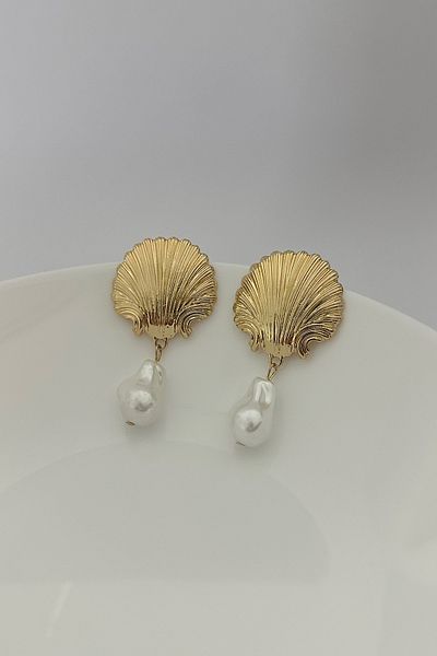 DELEIZA ACCESSORY Gold Pearl Shell Formed Bujiteri Earrings