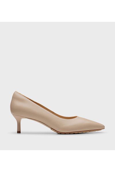 CLARKS حذاء Adela Court نسائي باللون البيج