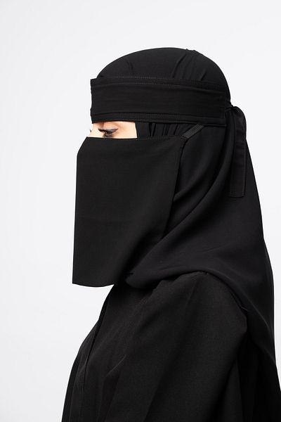 outline Short niqab with straps on the sides
