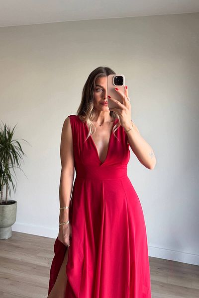 Sue Store Rochie roșie din șifon, cu decolteu în V adânc, cu bretele groase
