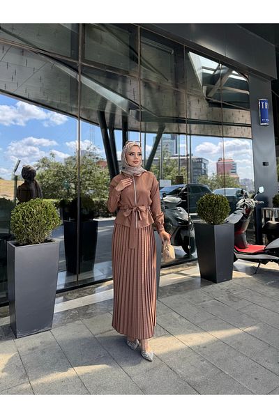Moda Krash Krash Pleated Skirt Suit