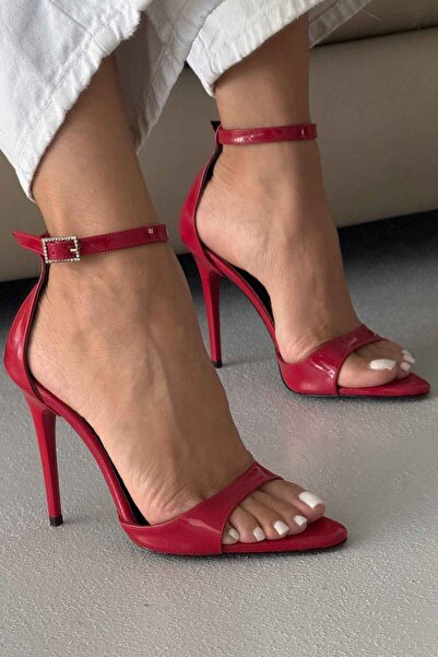 AYAKKABI PRENSİ Halsey Taşlı Toka Detaylı Bilekten Bantlı KIRMIZI RUGAN