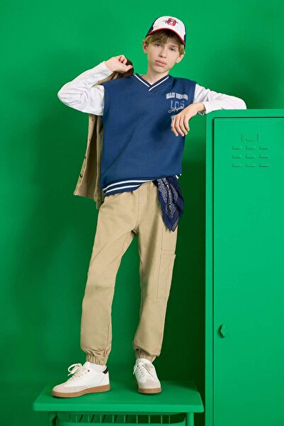 DeFacto Bedruckter Schulpullover für Jungen mit V-Ausschnitt F2709A825AU