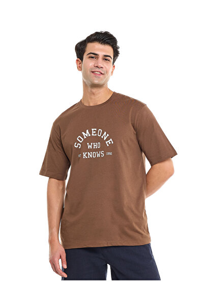 R&B تي شيرت بطبعة خطية مع رقبة دائرية وأكمام قصيرة