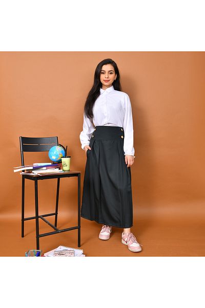 HAWRAA تنورة بكسرات أنيقة بخصر عالي مزين بأزرار ذهبية وجيوب جانبية (زيتي)