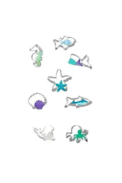 Generic سبعة أطفال يصنعون سحرًا تحت الماء باستخدام مجموعة قواطع البسكويت المص...