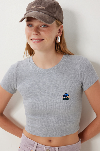 Lovelyİstanbul Tricou crop tricotat cu broderie ursuleț LZH0015 GRI
