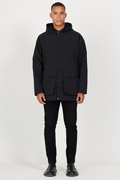 AC&Co / Altınyıldız Classics Pánský černý kabát s kapucí a stojatým límcem proti větru