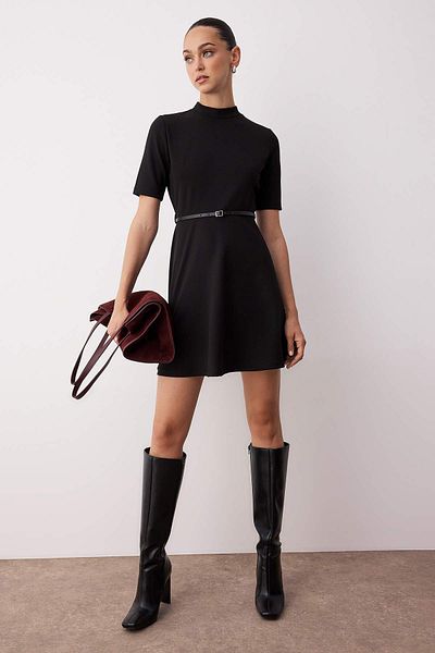 Trendyol Collection Mini rochie tricotată cu guler negru cu mâneci trei sferturi/sfârșit la talie TWOAW26EL00040