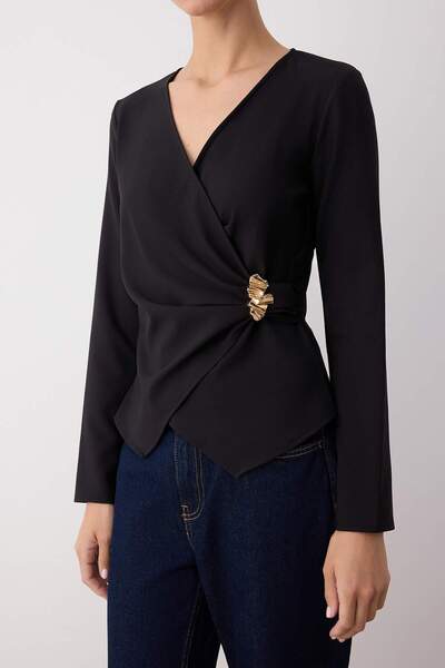 Trendyol Collection Μαύρη υφασμένη μπλούζα με διπλό στήθος με λεπτομέρεια με αγκράφα TWOAW26BZ00142