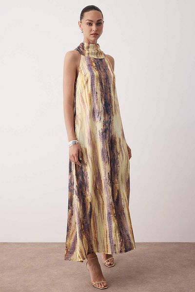 Trendyol Collection Gelbes, mit Batikmuster gemustertes Shift-Kleid aus Satin mit entspanntem Schnitt TWOSS25EL00880