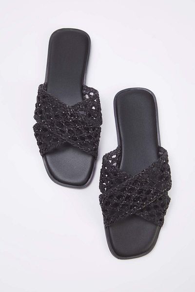 TRENDYOL SHOES Черни плетени дамски плоски чехли с кръст и ленти TAKSS25TE00059