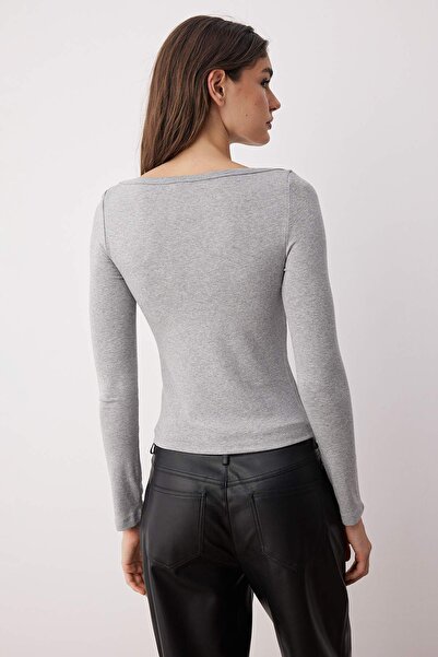 Trendyol Collection Grau melierte, figurbetonte, dehnbare Strickbluse mit U-Boot-Ausschnitt TWOAW26BZ00072