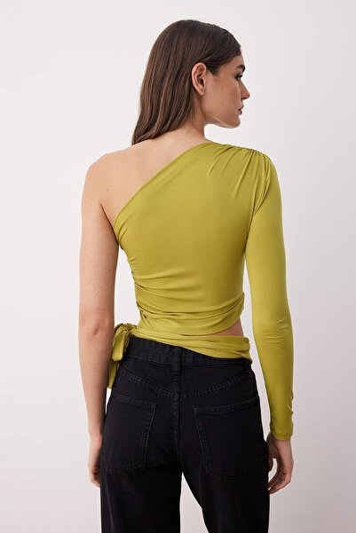 Trendyol Collection Λάδι πράσινο χρώμα, λεπτή πλεκτή μπλούζα με λεπτομέρεια που δένει το σώμα, με ένα μανίκι, ελαστική πλεκτή μπλούζα TWOAW23BZ00094