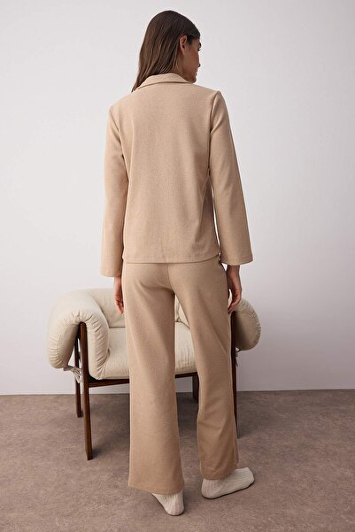 Trendyol Collection Bézs gofri ing gallérral kötött pizsama szett THMAW26PT00001