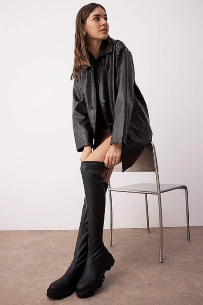 TRENDYOL SHOES Γυναικείες μαύρες μπότες με χοντρή σόλα πάνω από το γόνατο - TAKAW25CZ00014