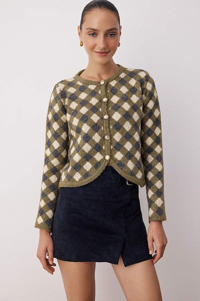 Trendyol Collection Khakifarbene Strickjacke mit Rautenmuster und Rundhalsausschnitt TWOAW26HI00239