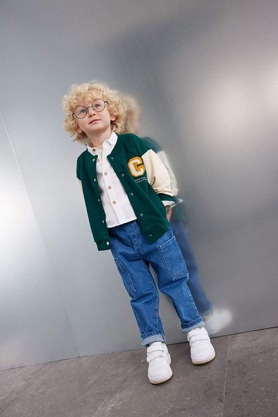 DeFacto Baby Boy College-Kragen, Druckknopfverschluss, Doppeltasche, saisonale bedruckte Bomber-Strickjacke D2591A524AU