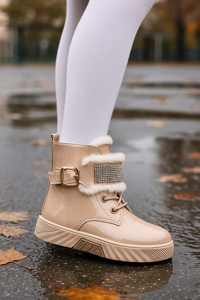 İmerShoes Cizme pentru fete din piele lacuita bej - cu fermoar, talpa elastica anti-alunecare, cizme cu blana si detaliu de piatra 391