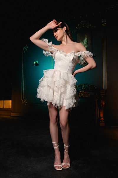 Gira official Rochie mini cu umeri din dantela cu paiete albe