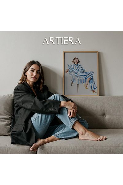 HİGUERA Portret de femeie elegantă într-o scaun cu dungi albastre Pictură murală minimalistă cu cadru din lemn
