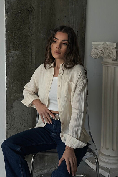 VAGGON قميص نسائي من الموسلين ذو جيب واحد وكبير الحجم باللون الكريمي Vs00658