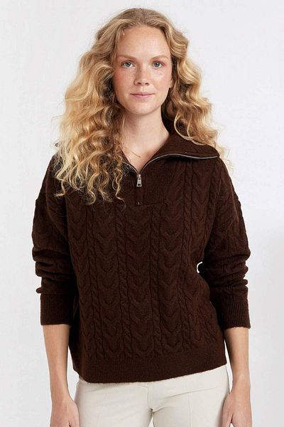 DeFacto Übergroßer, breiter, halbgeschlitzter Stehkragen-Pullover aus geflochtenem Strick A3874AX24WN