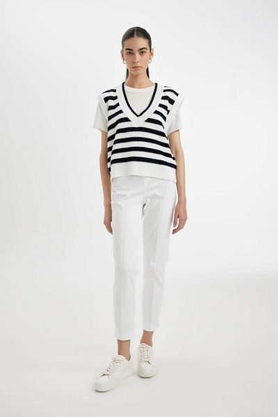 DeFacto Regular Fit Gestreifter Pullover mit V-Ausschnitt aus Thessaloniki-Stoff C2658AX24AU