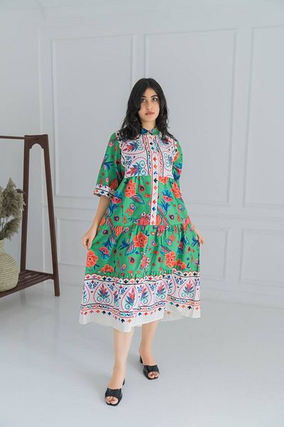 AFandina A midi printed jalabiya, a look that combines authenticity and natural beauty.