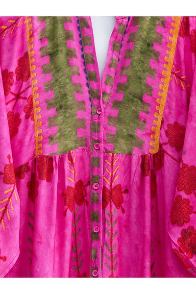 Modamorfo Viskosekleid mit elastischen Ärmeln, Stehkragen und halbhohem Knopf