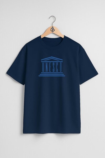 Bahriyeli Collection تي شيرت للجنسين بتصميم صدر كبير الحجم من التراث العالمي ...