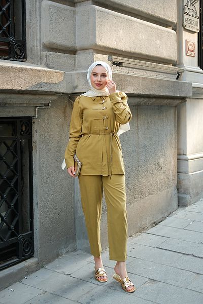LOCCO Costum de damă cu detaliu nasturi verde ulei