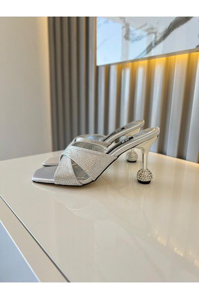 M&B Eye-Catching Stone Details and Original Heel Design Attract Attention These 7cm Heel Sandals