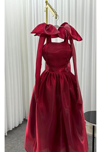 Diva style Soft and elegant evening dress with a shiny Meccano